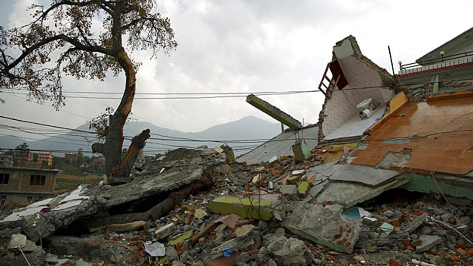 Ein vom Erdbeben zerstörtes Haus in Kathmandu. Inzwischen hat die Erde wieder gebebt. Bewohnerinnen und Bewohner von Kathmandu seien in Panik ins Freie gerannt, melden Nachrichtenagenturen.