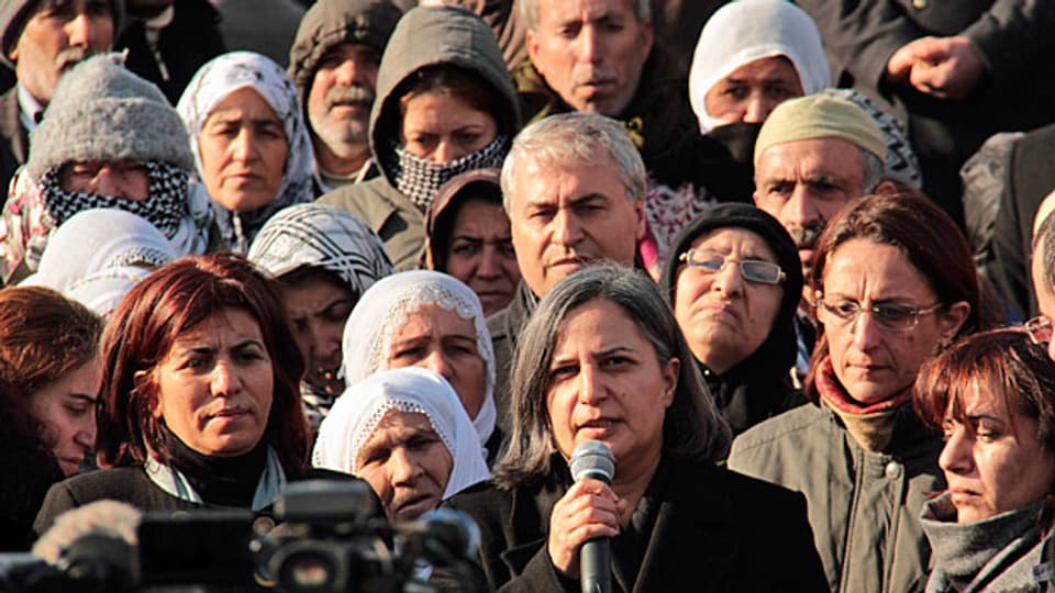 An Gültan Kisanak, der Frau mit dem Mikrofon, geht keiner achtlos vorbei. Sie ruft zum Kampf für die Rechte der Frauen auf.