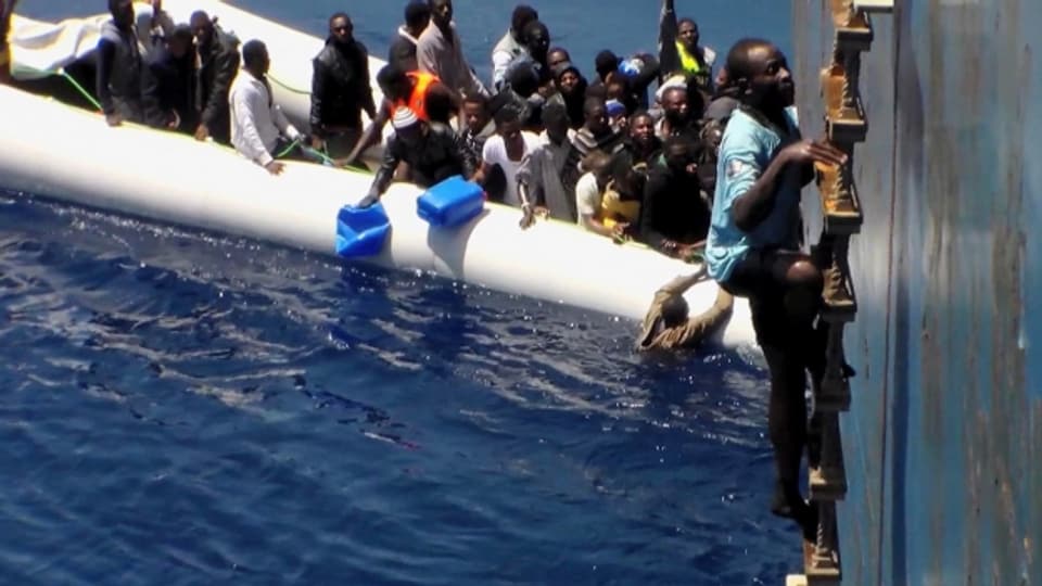Dramatische Rettung von Flüchtlingen auf dem Mittelmeer, in der Nähe von Sizilien (Mai 2015).