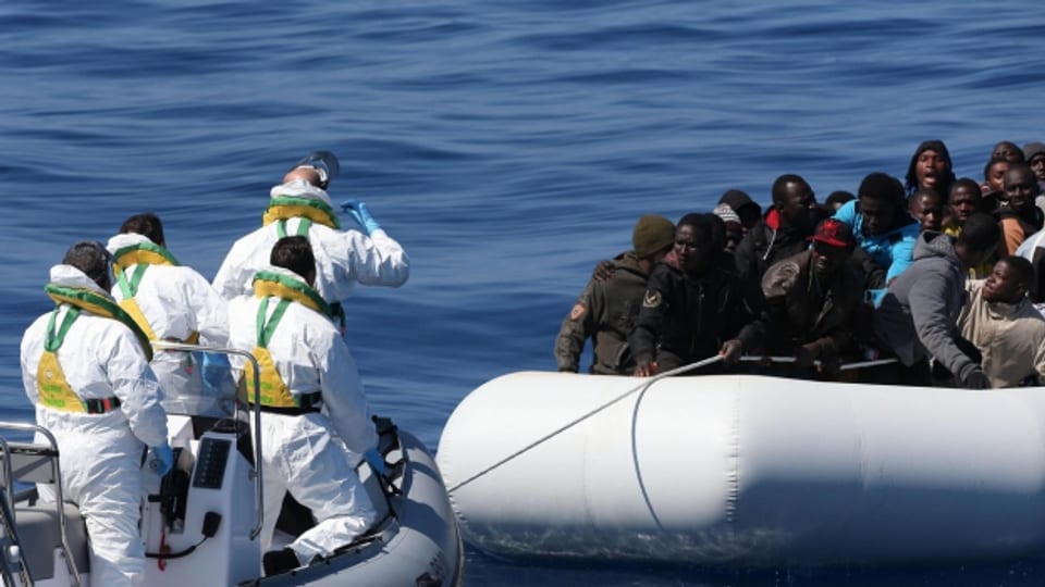 Die italienische Küstenwache nähert sich einem Flüchtlingsboot im Mittelmeer (April 2015).