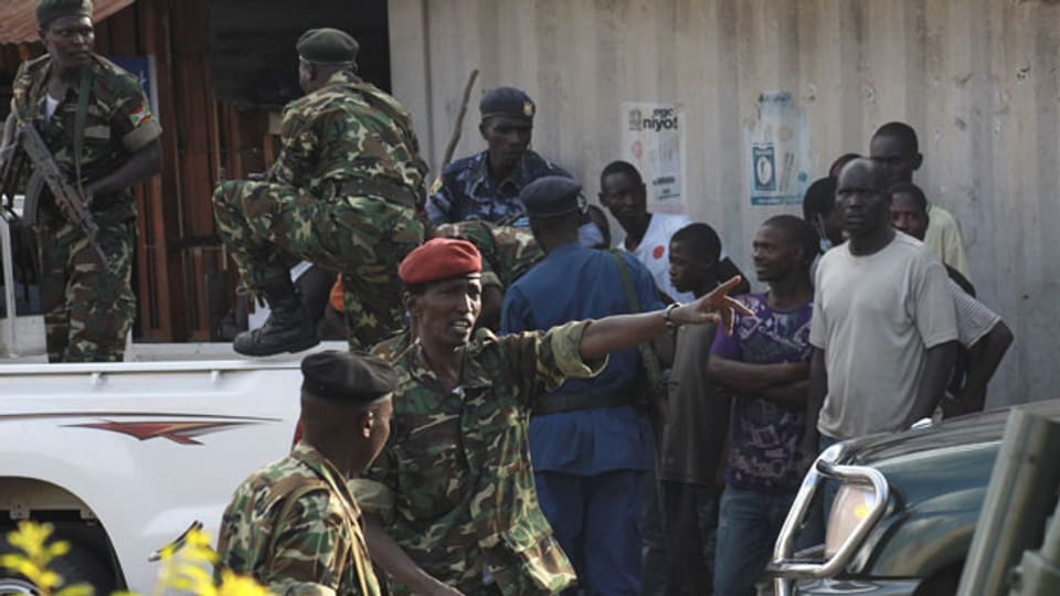 Nach dem Putschversuch seien unter anderem drei Generäle festgenommen worden, darunter auch der ehemalige Verteidigungsminister Cyrille Ndayirukiye (Mitte).