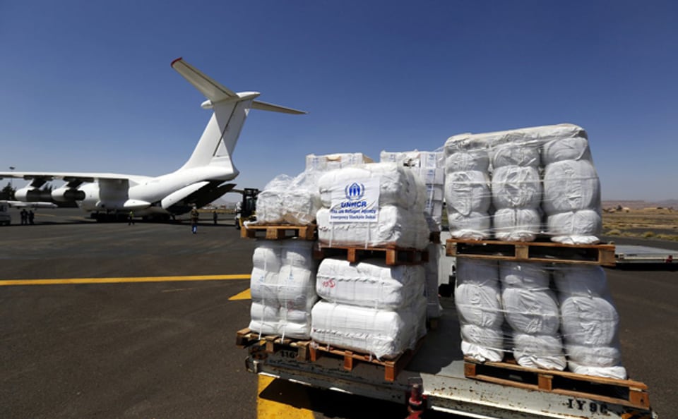 Ein Frachtflugzeug des UNHCR liefert Hilfsgüter