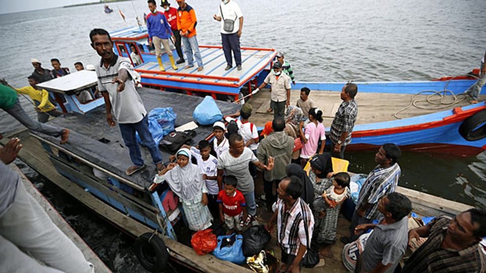 Die Situation der vor allem aus Burma geflüchteten Rohingya spottet jeder Beschreibung. Bild: Ankunft eines Flüchtlingsbootes auf der indonesischen Insel Aceh.