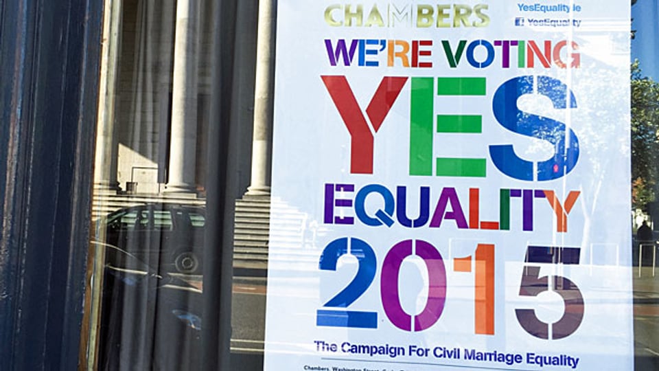 Ein Ja würde bedeuten, dass die gleichgeschlechtliche Ehe in der irischen Verfassung denselben Status genösse wie die herkömmliche Ehe zwischen Mann und Frau.