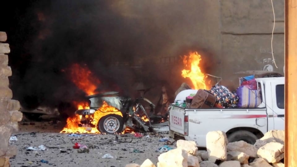 Brennende Fahrzeuge in Ramadi.