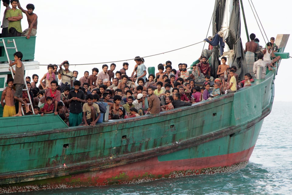 Bootsflüchtlinge aus Bangladesch und Burma hoffen vor der Küste Indonesiens auf Rettung.