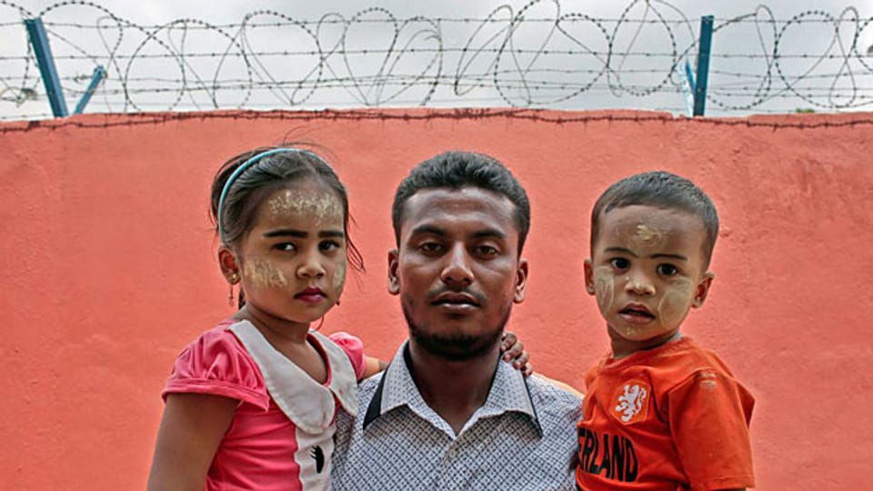 Ein Vater von der moslemischen Minderheit der Rohingya - mit seinen zwei Kindern.