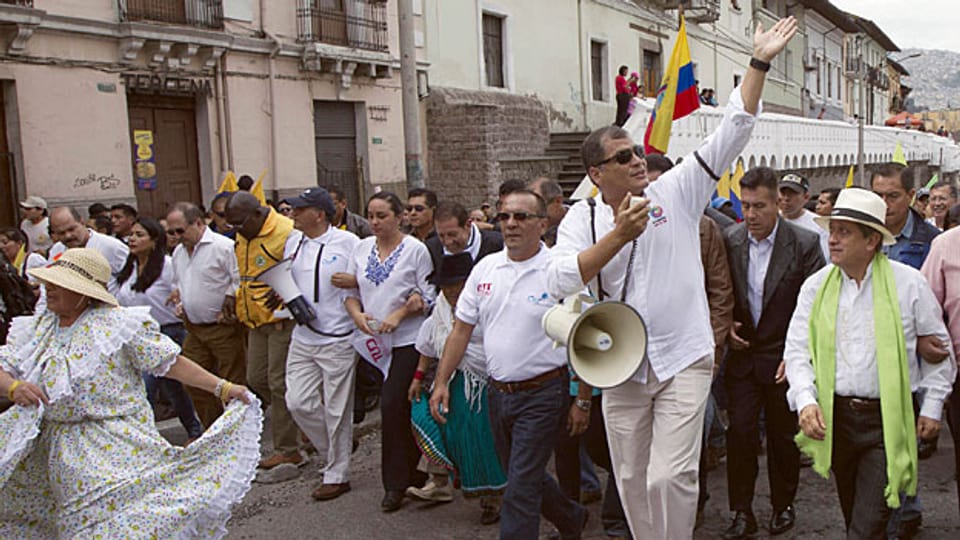 Rafael Correa lässt sich bejubeln - an einem Marsch zum 1. Mai in der equadorianischen Hauptstadt Quito.