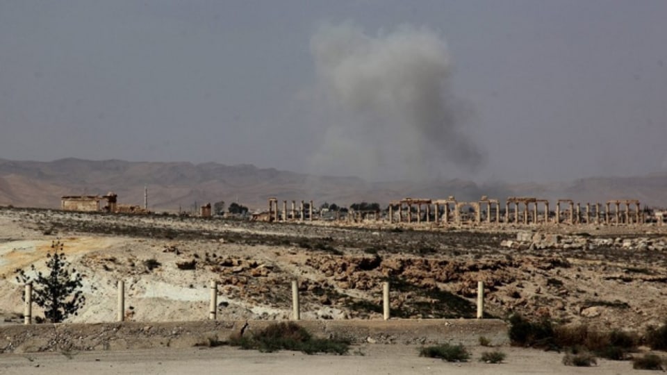 Rauch steigt auf über der antiken Oasenstadt Palmyra.