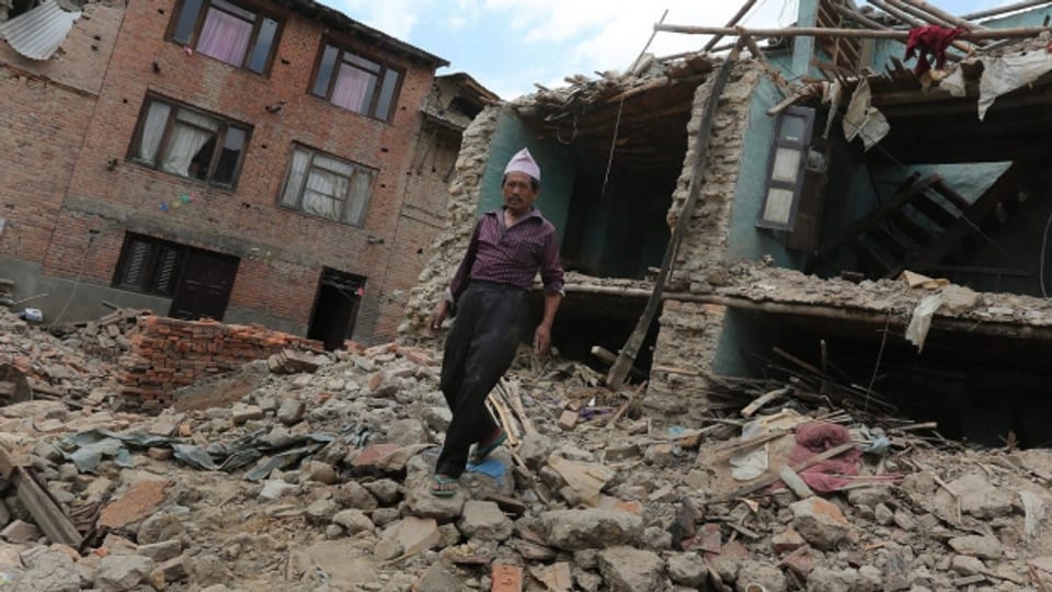 Ein zerstörtes Gebäude in der Nähe von Kathmandu.