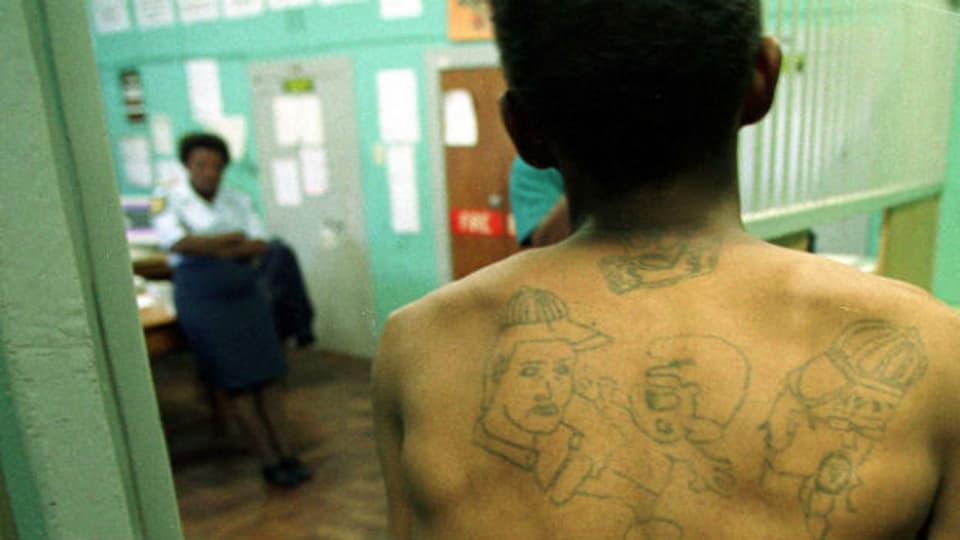 Ein Gangmitglied mit Gefängnis-Tattoos auf einer Polizeistation in Kapstadt