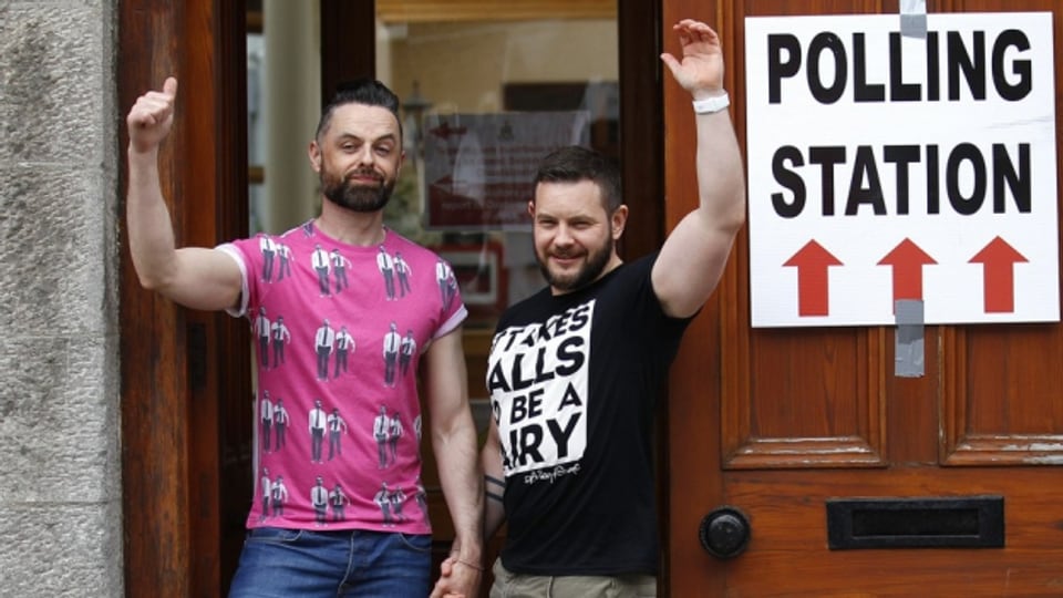 Ein Schwulenpaar vor dem Stimmlokal in Drogheda, Irland