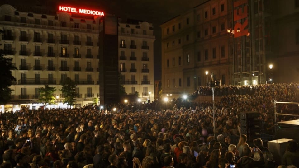 Eine Masse besucht eine Rede des Podemos-Leiters Pablo Iglesias, der in Madrid die Erfolge der Partei Ahora Madrid feiert