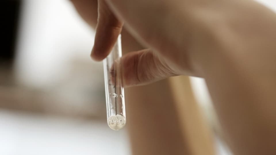 Ein Reagenzglas mit Spermienflüssigkeit aufgenommen am 27. März 2015 in der GYN-A.R.T., Zentrum für Gynäkologie, Fortpflanzungsmedizin, Mikrochirurgie und minimal invasive Chirurgie sowie Reproduktionsbiologie, in Zürich