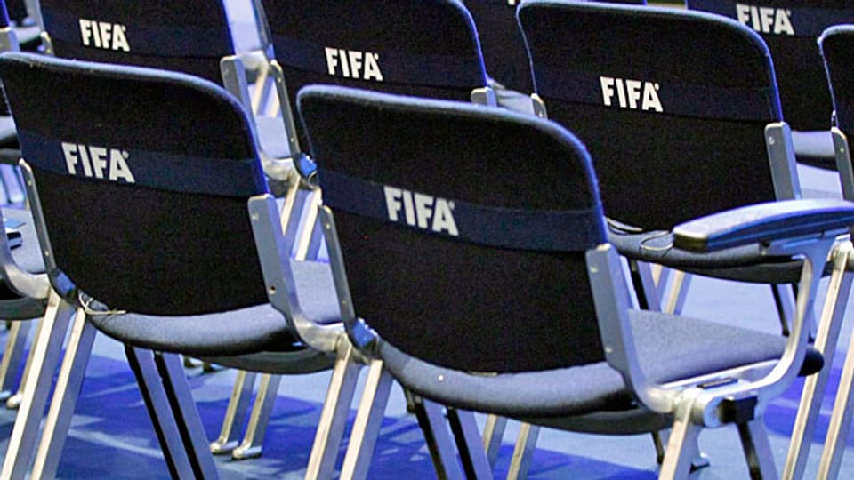 Der Fifa-Kongress wird wie vorgesehen am Donnerstag und Freitag stattfinden. Bild: Leere Stühle mit dem Fifa-Logo im Zürcher Hallenstadion.