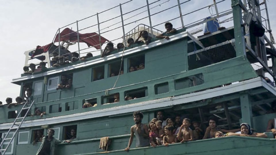 Hunderte von Migranten treiben auf einem Boot 17 km vor der Küste.