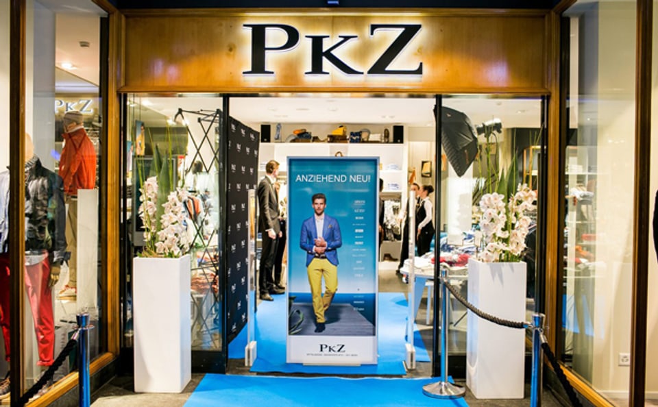 Der Eingang zum PKZ-Geschäft in Bern - PKZ ist eine der wenigen Firmen, die den Sprung ins digitale Zeitalter geschafft haben
