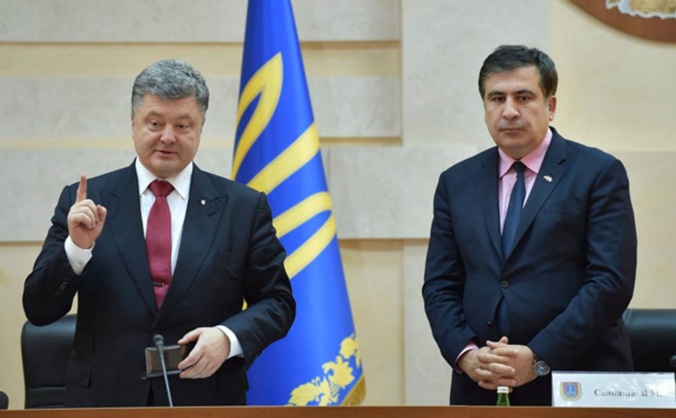 Der ukrainische Präsident Poroschenko stellt Georgiens Ex-Präsident Saakaschwili als neuer Gouverneur von Odessa vor