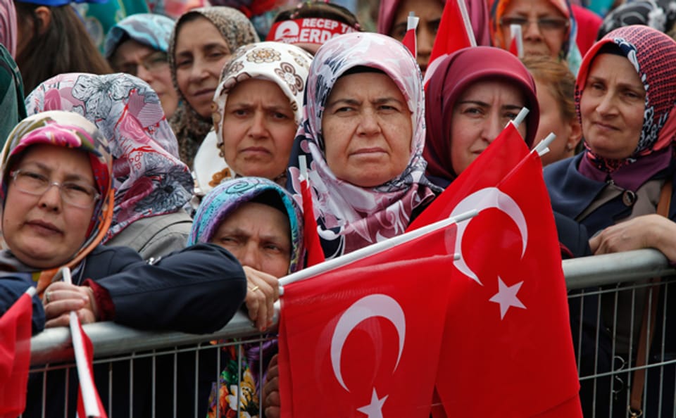 Anhängerinnen des türkischen Präsidenten Erdogan an einer Wahlveranstaltung