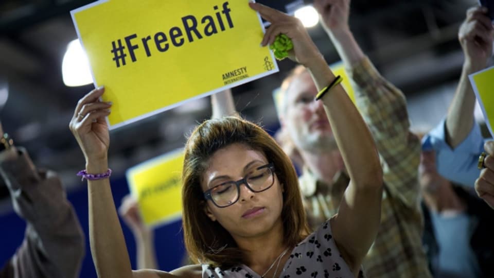 Einsaf Haidar, im Exil lebende Ehefrau des Bloggers Raif Badawi an einer Veranstaltung von Amnesty International.