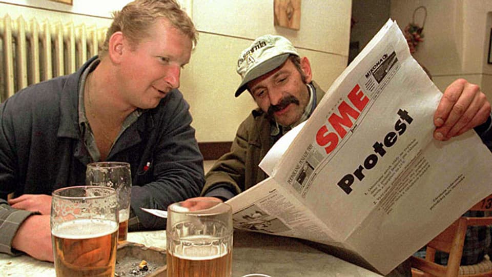 Zwei Restaurantgäste lesen die traditionelle slowakische Tageszeitung «Sme».