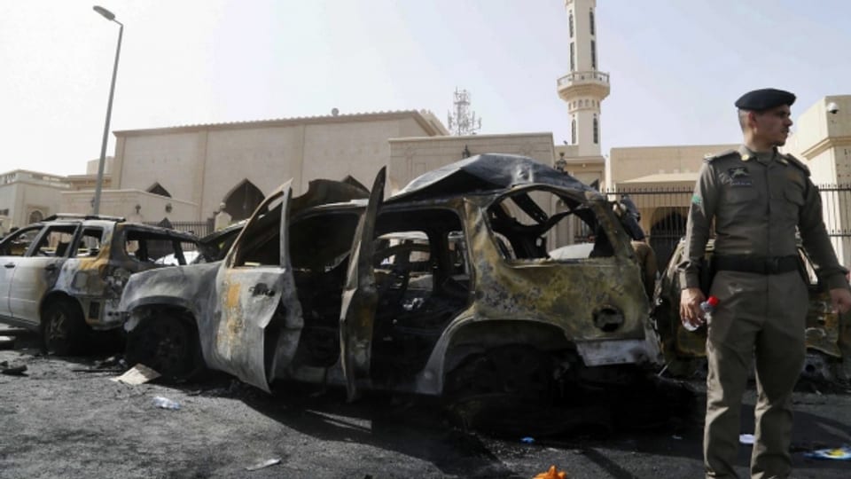 Szenerie nach dem Anschlag vor der Moschee in Dammam.