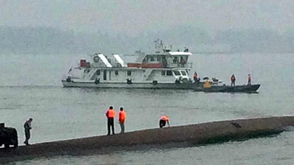 Rettungskräfte auf dem gekenterten Ausflugsschiff, auf dem Jangtse-Fluss.s