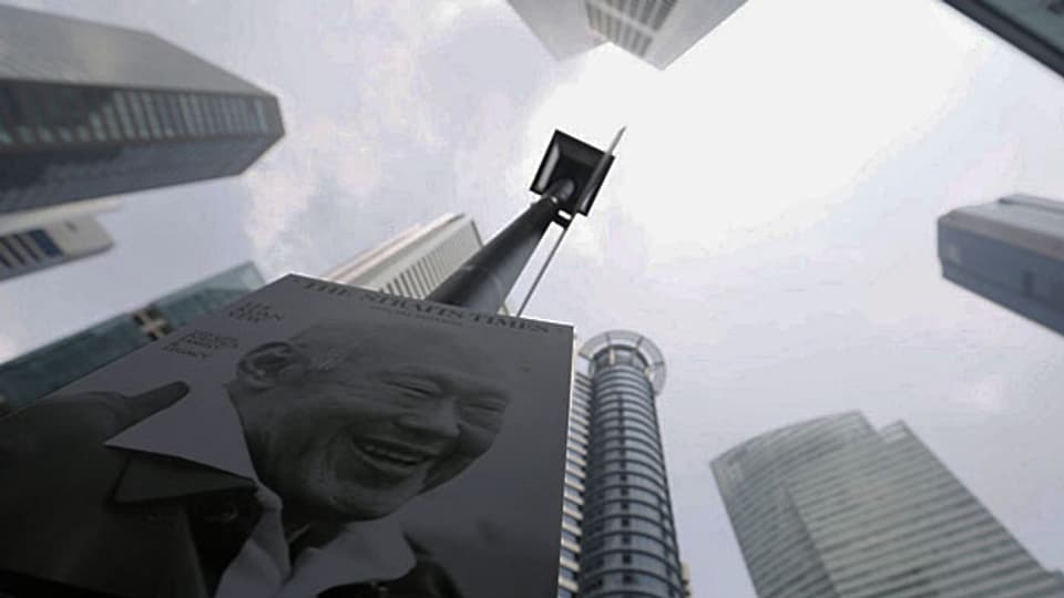Ein Poster mit dem Bild des verstorbenen Staatsgründers von Singapur, Lee Kuan Yew - vor der Skyline Singapurs.