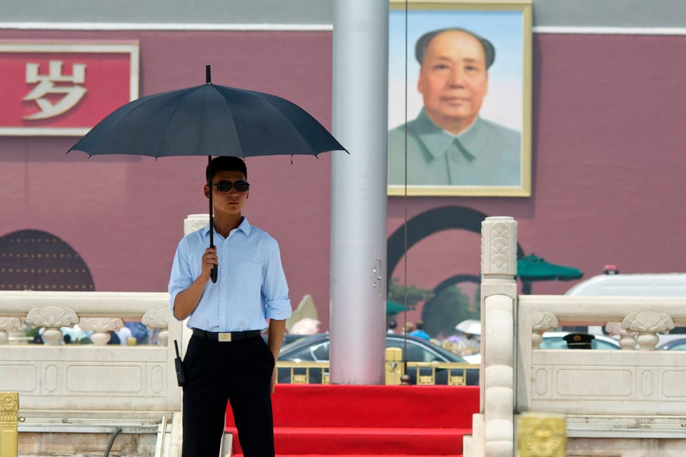 Ein Sicherheitsbeamter in Zivil auf dem Platz des Himmlischen Friedens in Peking (1.6.2015).