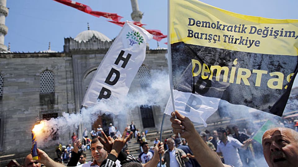 Die HDP will Plattform sein für alle: für Kurden, Sunniten, Aleviten, Armenier, Jesiden, Roma, für Andersdenkende, Andersgläubige. Pluralismus und nicht kurdischer Nationalismus steht auf dem Programm.
