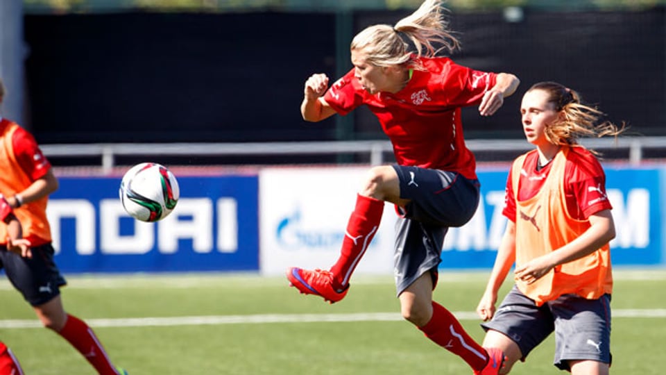 Die Frauen-WM ist das erste Fifa-Turnier nach der Korruptionsaffäre. Bild: Die Schweizer Fussballerin Lara Dicken (Mitte) beim Vorbereitungstraining im Empire Field, in Vancouver, Kanada, am, 4. Juni 2015.