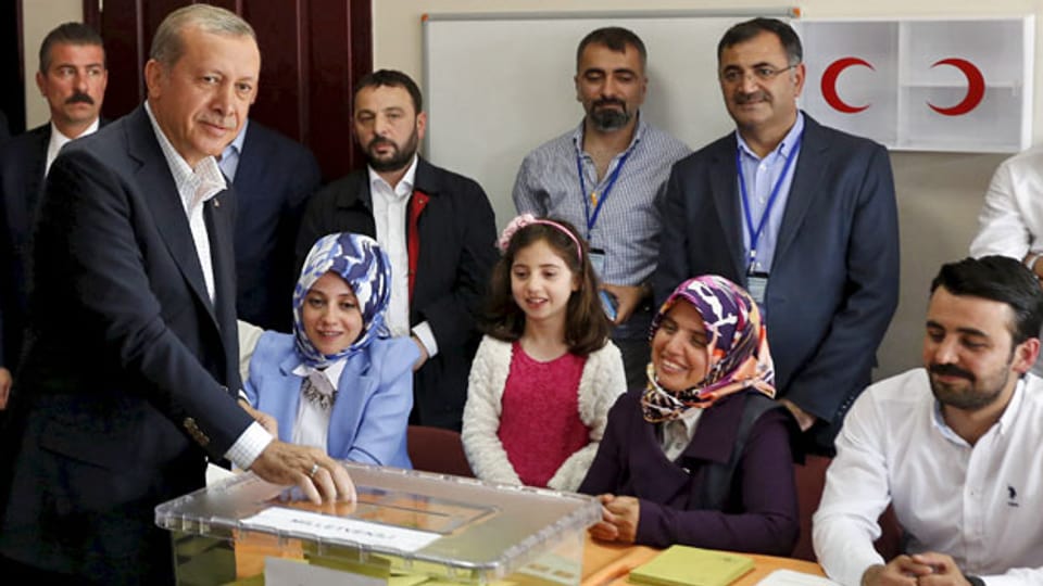 Der türkische Staatsspräsident Recep Tayyip Erdogan an der Wahlurne. 7. Juni 2015.