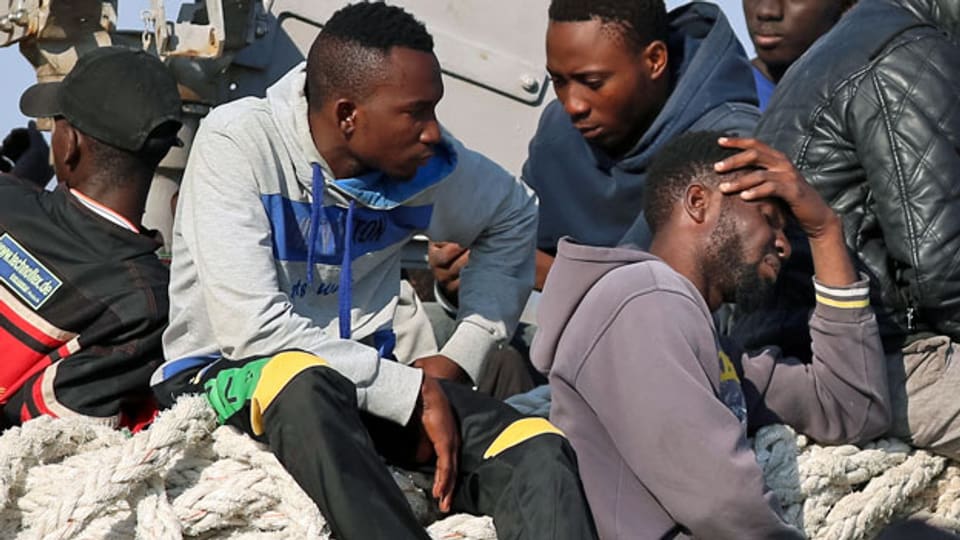 Jeden Tag kommen in Italien Boote mit Flüchtlingen an. Das Land bittet die EU um Hilfe.