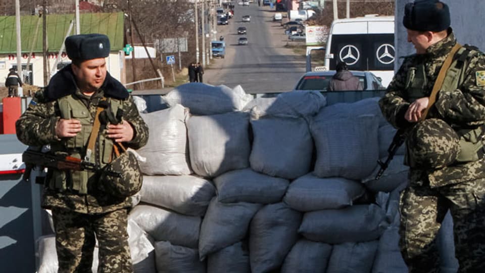 Ukrainische Grenzsoldaten stehen an einem Kontrollpunkt an der Grenze zu der Moldawien abtrünnigen Transnistrien-Region in der Nähe von Odessa.