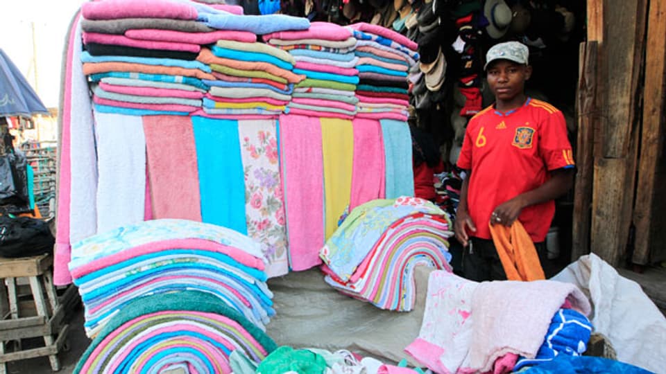 Das Abkommen soll den Warenverkehr erleichtern. Bild: Ein Händler verkauft Tücher am Markt in Nairobi.