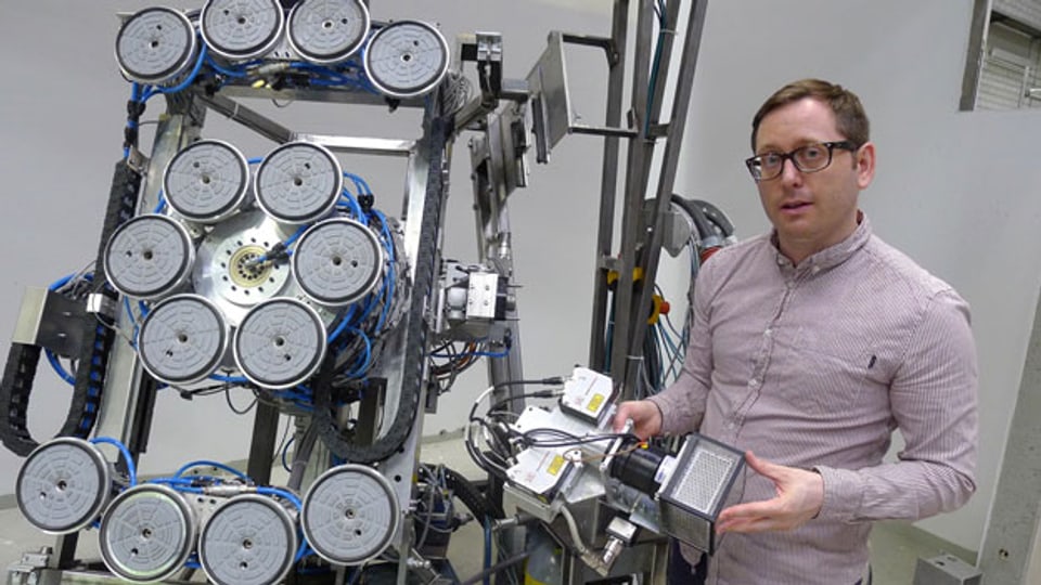 Roboter zur Dekontaminierung verstrahlter Betonwände: Ingenieur Patrick Kern vom Karlsruher Institut für Technologie präsentiert seinen Prototyp.
