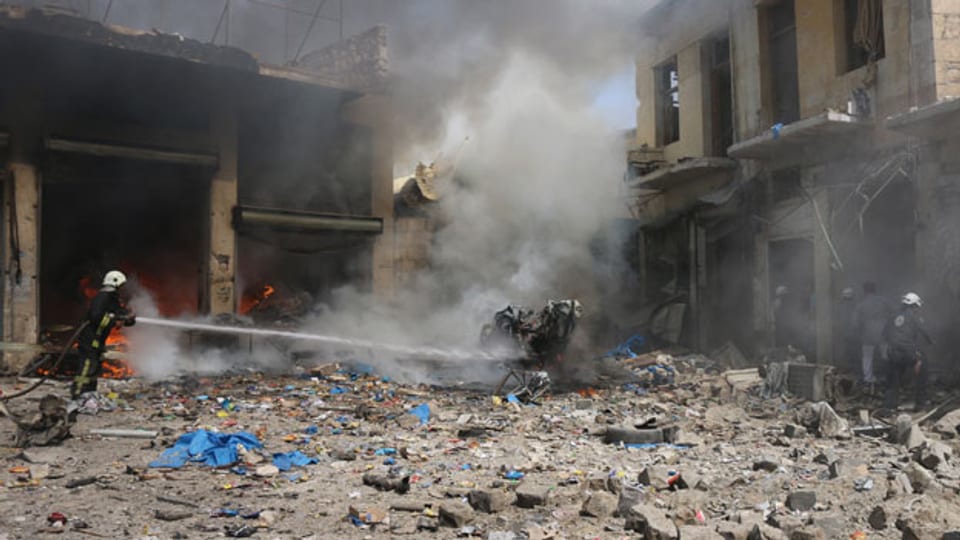 Die Zerstörung, das Leid sind immens. Zivilschutz-Mitglieder versuchen in der Altstadt von Aleppo ein Feuer zu löschen, welches durch Angriffe der syrischen Armee ausgelöst wurde.