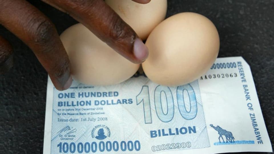 Eine Billion Simbabwe-Dollar - der Preis für drei Eier.