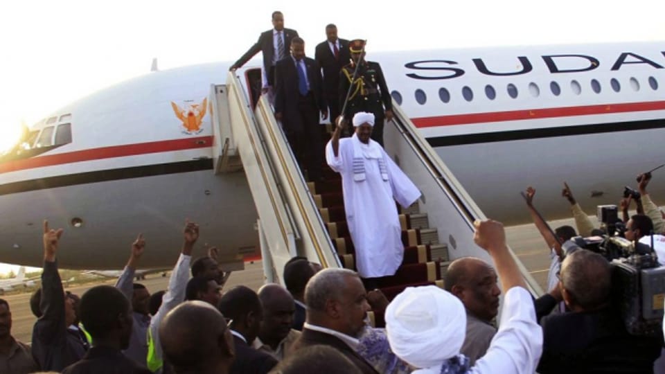 Omar al-Bashir wird bei seiner Rückkehr aus Südafrika in der sudanesischen Hauptstadt Khartoum von Anhängern empfangen.