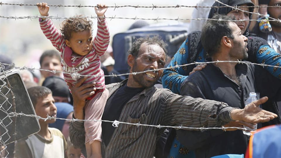 Syrische Flüchtlinge versuchen verzweifelt über die Grenze in die Türkei zu gelangen.