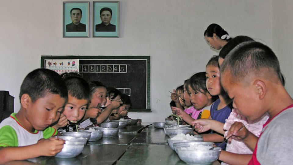 Archivbild aus dem Jahr 2005. Kinder werden aufgrund der Nahrungsmittelkrise staatlich verpflegt.