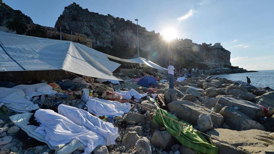 Flüchtlinge übernachten in Ventimiglia am Meer. Der Grenzübergang wird für sie praktisch unmöglich. Die EU streitet über einen gerechten Verteilschlüssel.