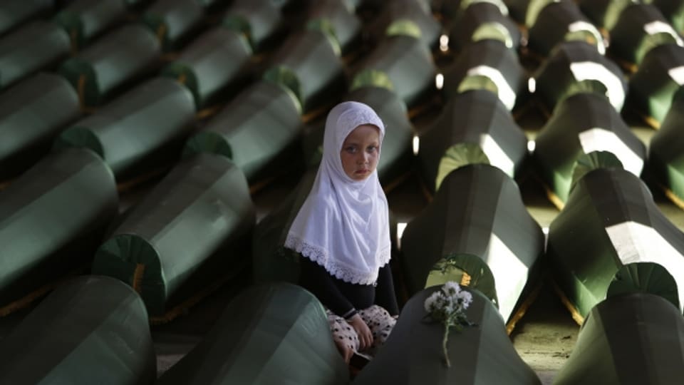 20 Jahre nach dem Massaker von Srebrenica: Ein muslimisches Mädchen trauert um einen Angehörigen.