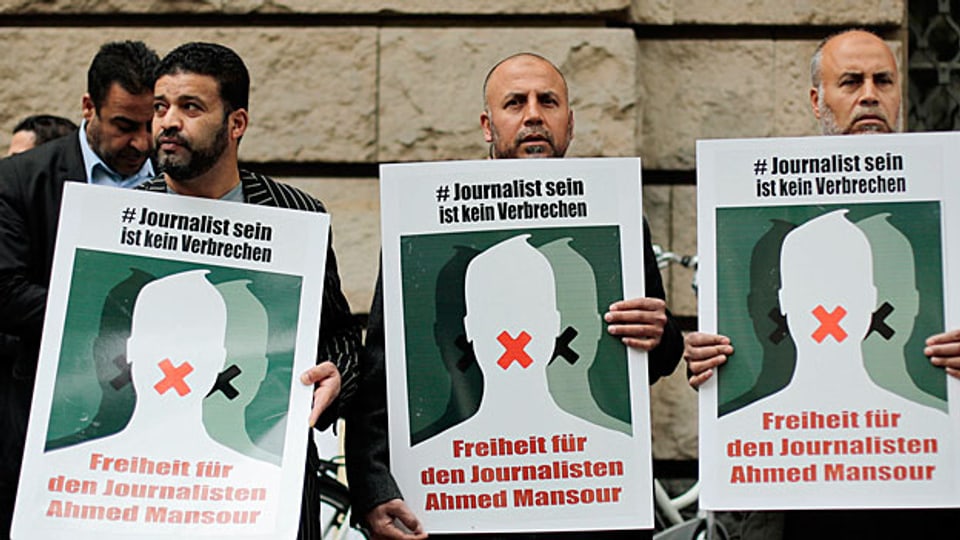 Zahlreiche Menschen haben in Berlin gegen die Verhaftung von Ahmed Mansour protestiert.