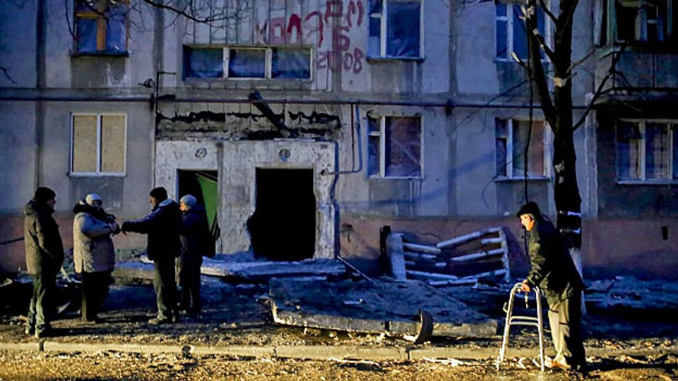 Viele Menschen in der Ostukraine glauben längst nicht mehr an eine Lösung, sie fühlen sich vergessen und verraten. Eine Strasse in der Stadt Mariopol.