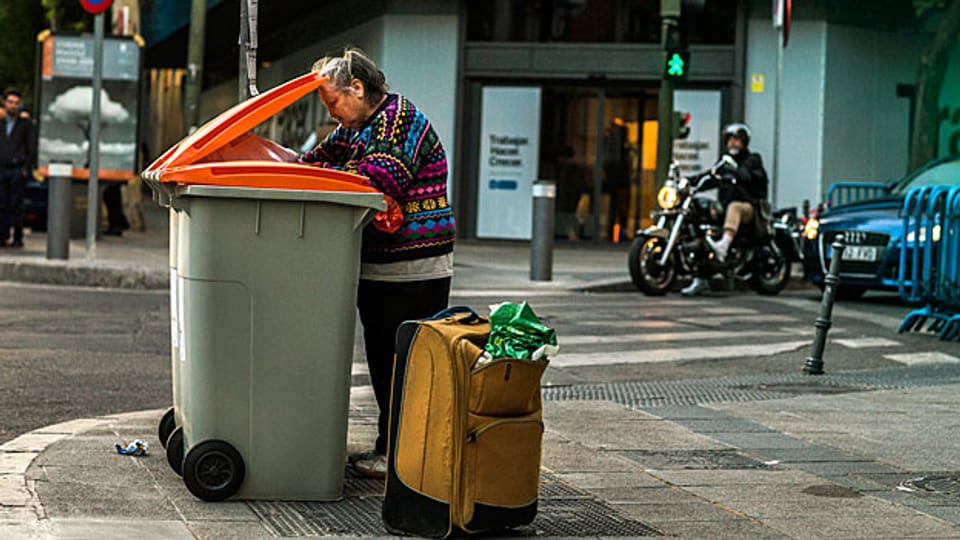 Auf der Suche nach noch Verwertbarem - in einem Abfallcontainer in den Strassen der spanischen Hauptstadt Madrid.