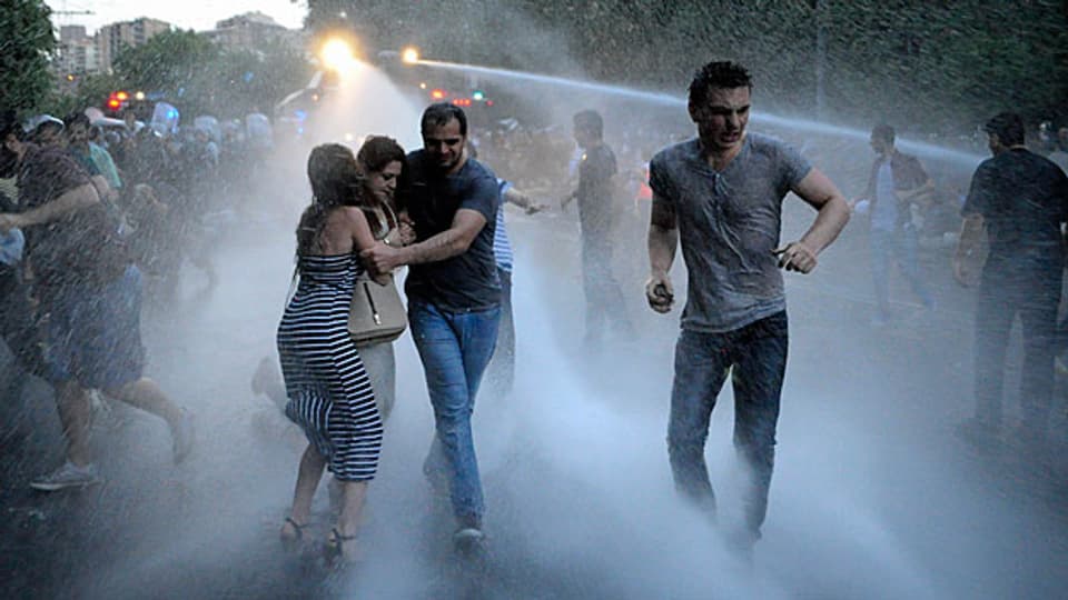 Mit Wasserwerfern vertreibt die Polizei in der armenischen Hauptstadt Erewan die Demonstrierenden.