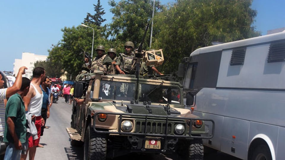 Mitglieder der tunesischen Sicherheitskräfte patrouillieren nach dem Anschlag  in  einer Strasse in al-Sousse am 26. Juni 2015.