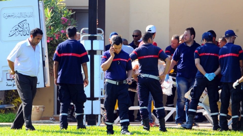 Tunesische Rettungskräfte nach dem Anschlag.