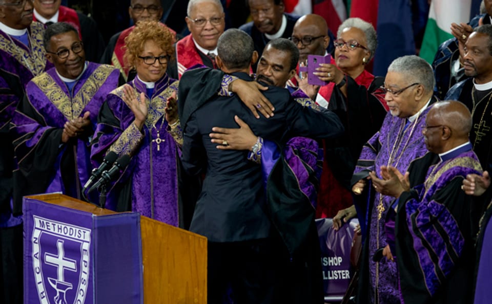 Bischöffe applaudieren dem Präsidenten Barack Obama, nach dessen Rede zur Beerdigung von Reverend Clementa Pinckney